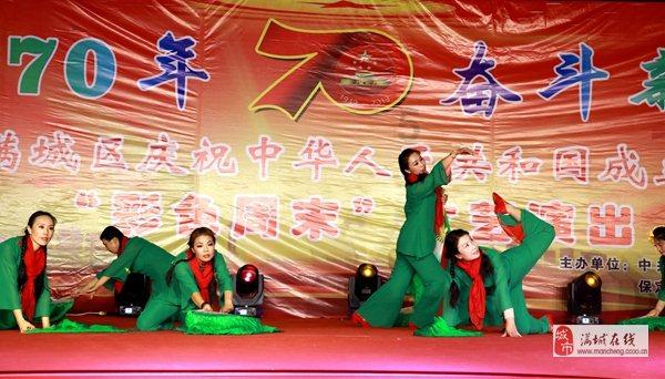 王彩桦女儿回应与妈妈亲吻:从小就喜欢,没被强迫